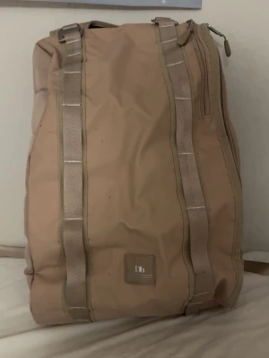 Beige ryggsäck från Douchebags - Snygg beige ryggsäck från Douchebags. Väskan har jag använt flera gånger till skolan och den är lite smutsig, som du kan se på bilderna. Jag har tvättat den, men tyvärr gjorde jag det lite fel så den blev lite smutsig. Förutom det är väskan helt bra och fungerar perfekt. Den är jättefin, det är bara lite smuts här och där. Det är bara att skriva om ni funderar på något!! 🤗