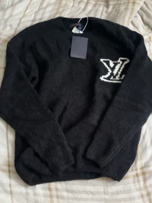 Svart stickad tröja Louis Vuitton - Sjukt fet stickad tröja står storlek xs men passar mer en s. Bara att skriva vid frågor