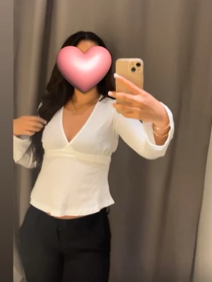 Vit omlott topp - Vit utsvängd omlott topp med knyte bak och utsvängda ärmar i storlek XS från Gina Tricot 