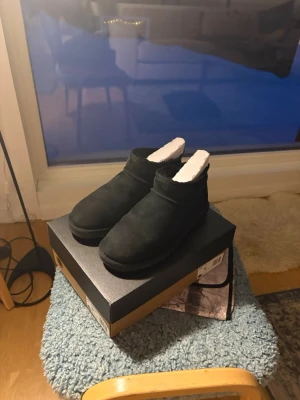 Svarta UGG low - Säljer ett par svarta UGGs. De är i mycket bra skick och allt finns kvar. Har använts nån gång så det går att hitta täcken på användning. Säljer pga att de inte kommit till användning och är lite för små.