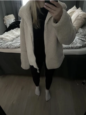 Beige teddyjacka  - Teddyjacka från gina tricot, väldigt lite använd. Storlek S. Skriv för mer bilder