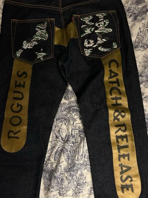 Evisu x Rogues jeans  - Riktigt feta jeans men snyggt tryck, skicka dm vid frågor 