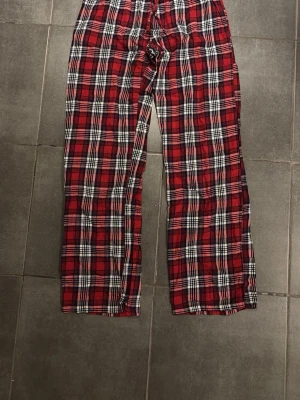 Rödrutiga mjukisbyxor - Ett par snygga och sköna mjukisbyxor i bra skick. De går att knyta åt i midjan.