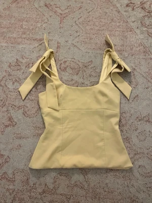 Gul topp zara - Sjukt snygg och populär topp från Zara