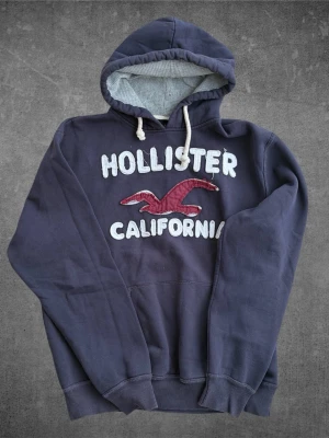 Vintage Hollister Hoodie  - Stilren Hollister Hoodie med broderat tryck på bröstet | Storlek: XL men passar mer M/L | Mycket bra skick! | Tveka inte att höra av vid funderingar!
