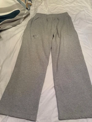 Gråa mjukisbyxor Superman youngla  - Aldrig använda, slutsålda överallt