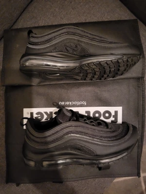 Nike Air Max 97 helsvarta sneakers - Orginal skor från nike I nyskick, prövade två gånger under sommaren, luktar fortfarande nytt om de storlek 40,5 