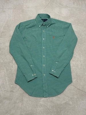 Ralph lauren skjorta - Grön Ralph skjorta / passar perfekt runt axlar och armar