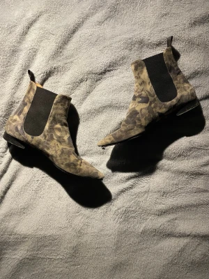 Italienska boots  - Säljer ett par boots från Italien 🇮🇹 snygg camouflage detalj och de är lite spetsigare 🤞skicka gärna ett meddelande för fler bilder eller funderingar 👌