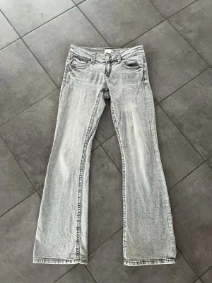 Gina tricot young jeans grå - Säljer ett par Gina young jeans gråa, de har inga fläckar utan är i bra skick. Ej trasiga. Strl: 158