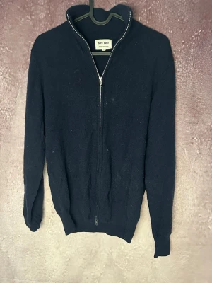 Softgoat full-zip tröja 100% cashmere - Mycket fint skick, 100% cashmere | Size S | fraktar inom 24 timmar | för att köpa klicka ”köp nu” | vid frågor eller funderingar skriv en meddelande | följare får bättre rabatter🙌