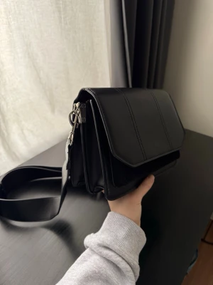 NA-KD Väska - Crossbody väska i läder, köpt för 600kr