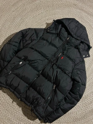 Ralph lauren jacka puffer - Helt ny Ralph lauren jacka storlek M passar S också. Jag skickar inom 24h 
