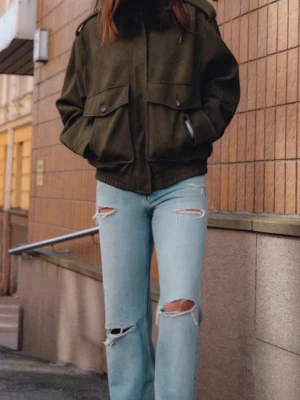 Wide jeans med hål - Wide jeans med medelhög midja.