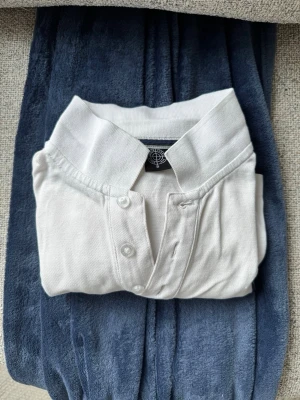 Vit piké tröja  - Vit piké tröja med bra passform! 