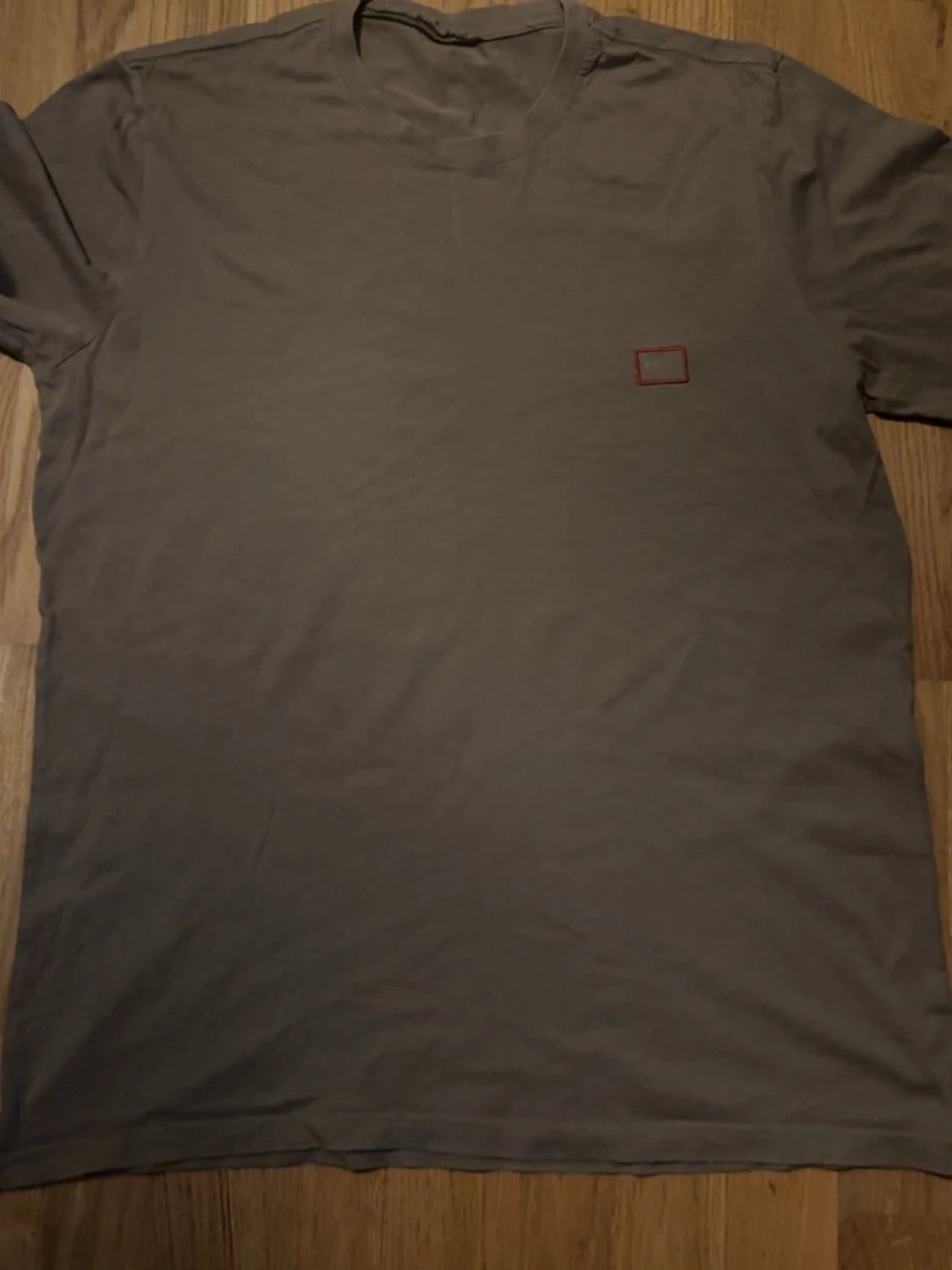 Grå boss t-shirt med liten patch