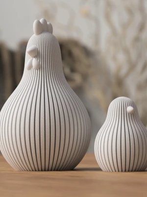Dekorativa hönor i keramik - Två stilrena prydnadshönor i ljusgrå keramik med räfflad yta och minimalistisk design. Perfekta som dekoration på bord eller hylla för dig som gillar modern inredning och unika detaljer.