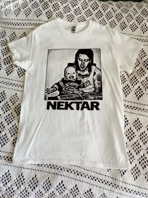 NEKTAR t-shirt - Nektar-tshirt köpt på konsert i jan 2025 men sedan inte använd. Tre av medlemmarna har skrivit sin autograf på ryggen, vet dock inte om det försvinner i tvätten🩷