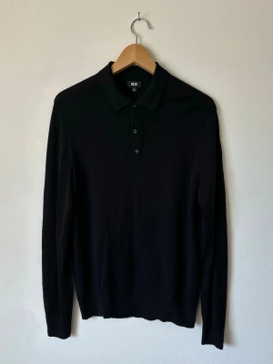 Svart långärmad pikétröja Uniqlo - Klassisk svart långärmad pikétröja från Uniqlo med krage och tre knappar framtill. Tunn och mjuk kvalitet som passar perfekt till lager på lager. Enkel och stilren design som funkar till det mesta. 8D11