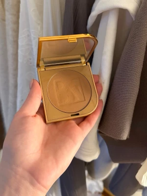 Beauty Act bronser - night out  - En puder bronzer från beauty act i nyansen night out. Produkten är lätt att jobba med utan att den blir fläckig. Nyansen är lite rödare i undertonen som är så fint nu till sommaren. Hör gärna av dig vid frågor❤️