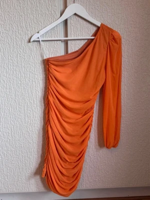 Orange klänning  - Säljer denna orangea snygga klänningen från shein hade tyvärr ingen bild med just den, men den blåa visar hur den sitter på! Det är EXAKT samma modell men bara en annan färg!☺️  Nästintill helt oanvänd!