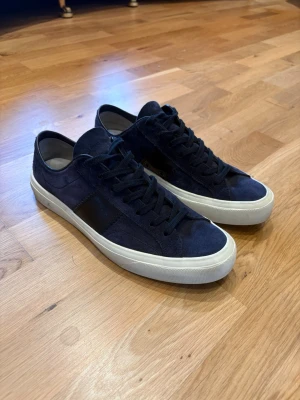Tom Ford skor - Tja! Säljer dessa feta Tom Ford sneakers i jättefint skick 9/10. Nypriset runt 9000. Hör gärna av dig vid frågor! US 11.5. Priset går att diskutera men ska vara relevant. 