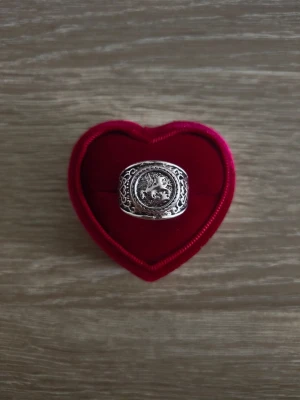 Silverfärgad ring med lejonmotiv - ring i storlek 19,4mm, silverfärgad. 