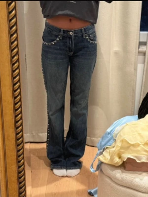 Zara jeans med nitar - Lite slitna där nere 