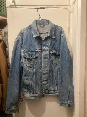 Jeansjacka Levi’s - Säljer en jeansjacka från Levi’s i mycket gott skick.  Strl: L eller ”oversized”