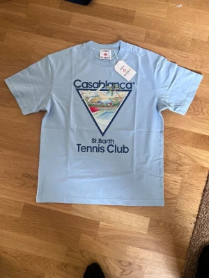 Casablanca Tennis Club t-shirt ljusblå - Fet Casablanca t shirt i storlek S. Passar även M. Den är helt oanvänd och original tags medföljer. Pris kan alltid diskuteras vid snabb affär.