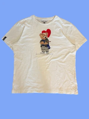 Beverly Hills polo club teddy t-shirt  - Säljer denna snygga T-shirt från Beverly hills polo club.  I 100% bomull perfekt för dig som gillar preppy stil. Storlek: XL men anser själv att den passar mer som en L