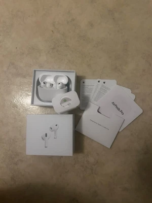 AirPods Pro 3  - 🎧 AirPods Pro 3 – Nästan nya, komplett med originalkartong! ✨  Säljer ett par stilrena och bekväma AirPods Pro 3 i mycket fint skick. Perfekta för musik, samtal, träning eller skolan. 🔥  ✅ Trådlösa hörlurar med laddningsetui ✅ Snygg och kompakt design ✅ Bekväm passform med silikonpluggar ✅ Snabb och enkel anslutning ✅ Originalkartong och dokumentation medföljer 📦 ✅ Fungerar som de ska  🎶 Kristallklart ljud för musik, videos och samtal 💰Priset kan Diskuteras och hör av dig om man har frågor 