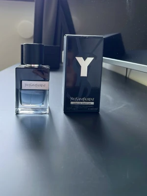 Yves Saint Laurent Y Eau de Parfum - Väldigt fräsch och populär parfym från Yves Saint Laurent, Y Eau de Parfum. Den är aldrig använd!! Nypris ca 900 kr Flaskan är stilren och fyrkantig med svart och silver detaljer, och har en mörkblå tonad glasdesign. Perfekt för dig som vill ha en fräsch o väldigt go Perfym till sommaren. Hör bara av dig vi frågor!