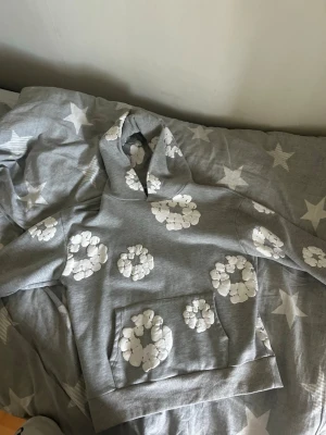 Grå hoodie från Denim Tears - Är i mycket bra skick och har bara använts ett fåtal gånger. Använder inte den längre och vill att den ska hitta en ny ägare. Pris kan diskuteras.