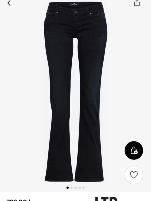 Mörkblå bootcut jeans från LTD - Snygga mörkblå bootcut jeans från LTD med klassisk femficksmodell och normal midja. Jeansen har en lätt utsvängd passform nedtill och är tillverkade i ett stretchigt denimtyg för extra komfort. Har satt in ett skosnöre i midjan på byxorna på insidan eftersom de va lite stora i midjan för mig ❤️ det går att ta bort utan problem och syns inte på utsidan. Byxorna är använda ett par gånger men fortfarande i bra skick 