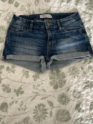 Jeansshorts - Snygga blå jeansshorts från DETROIT DENIM. Mycket bra skick, inga synliga fel elelr slitningar. Storlek 152/passar XS