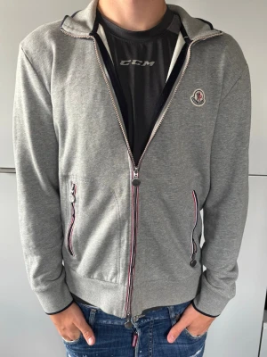 Moncler zip -  säljer nu en riktigt sjyst moncler zip. Modellen på väger 76kg och är 181cm lång Storlek XL men sitter som M. Bara att höra av er vid frågor eller funderingar