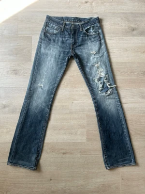 Blåa Vintage Levis Bootcut 527 Jeans Storlek W31 L34 - Mycket fina Levis 527 Bootcut Jeans i blå färg. | Jeansen är i mycket bra skick och sparsamt använda. |  Äkta som allt annat jag säljer! ✅ |  Storlek: W31 L34 | Skick: Mycket Bra Skick  | Färg: Blå | Märke: Levis | Modell: Jeans |   Hör gärna av dig vid frågor så svarar jag så fort jag kan! 😁 |