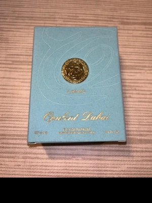 Lattafa. Parfym. - Typ: Unisex amber/vanilj/mango  Inspirerad av Stéphane Humbert Lucas 777 God of Fire  En exklusiv och exotisk doft med noter av saftig mango, rökelse, krämig vanilj och varm amber. Söt, djup och elegant med fantastisk hållbarhet — en sofistikerad unisexparfym som verkligen sticker ut.  Skick: Nästan ny, endast testad en gång.