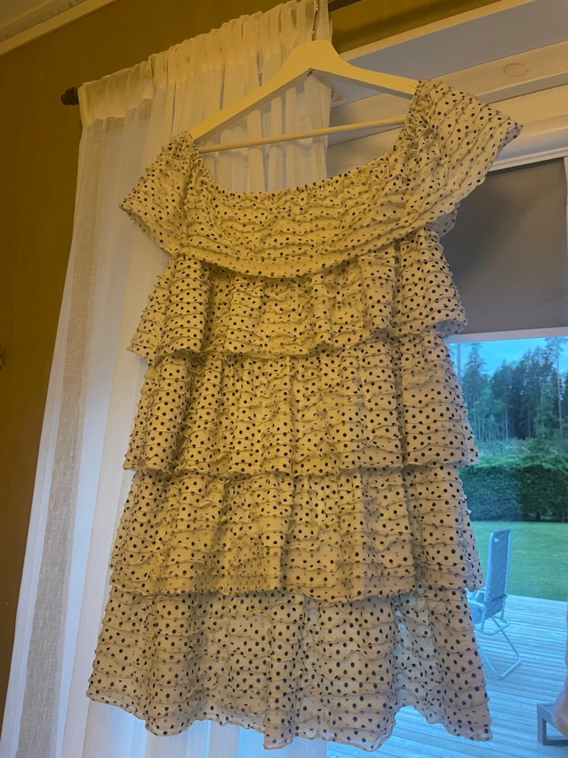 Vit prickig offshoulder volangklänning - 1