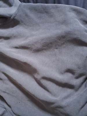 Mörkblå zip hoodie från Nike - Mörkblå zip hoodie från Nike med dragkedja hela vägen. Klassisk Nike-logga på bröstet. Perfekt för en avslappnad och sportig stil. Mjuk och bekväm, passar till det mesta.