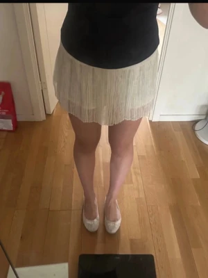 Krämvit kjol - Säljer en krämfärgad accordion kjol. Använd fåtal gånger så i princip ny. Det är en kjol med dragkedja! säljer då den inte kommer till användning. Köpt utomlands i storlek Asian L. Skulle säga att det är eu s/m. Jag brukar ha storlek s/m eu och kjolen ar lagom storlek för mig.