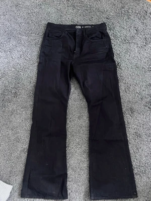 Cos jeans - Så snygga COS jeans använt minimalt. Modellen är riktigt snygg och fin svart färg. Low waist