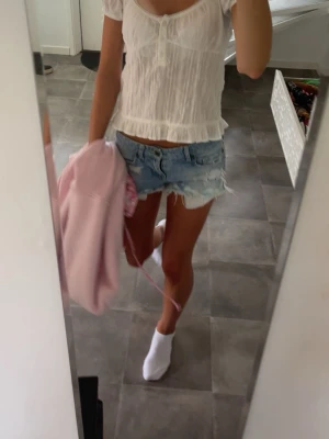 Jeans shorts från Ginas gamla modeller - Säljer mina favorit shorts från Gina tricots gamla modeller som ej säljs längre. Dem är i storlek 34 och sitter som en xs. Hålen på fickorna är bara ytliga så inga hål igenom och är där som dekoration annars inga defekter! 💖