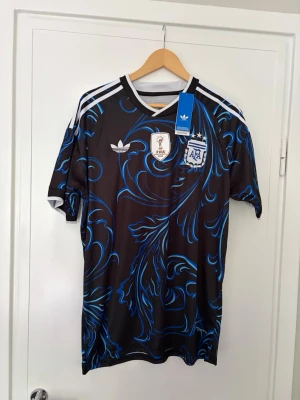 Argentina VM Bortatröja 🇦🇷 | Strl L| Ny med tags | 299 kr - 🇦🇷 Argentina VM Bortatröja 🇦🇷  Säljer en snygg Argentina VM bortatröja i storlek L.  ✨ Skick: Ny med tags 📏 Storlek: L ⚽ Perfekt för fotbollsfans och samlare 🩵 Klassisk Argentina-design med fina detaljer 🔥 Bekväm passform och hög kvalitet  Pris: 299 kr  Kan skickas eller hämtas enligt överenskommelse. Hör av dig vid frågor eller om du vill ha fler bilder