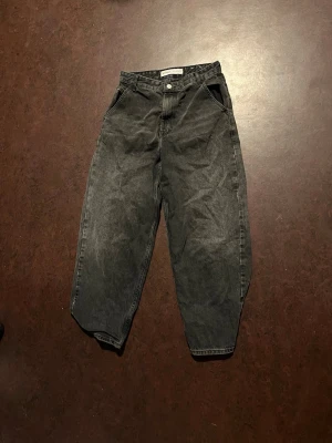 Baggy svarta jeans från Bershka - Säljer ett par baggy svarta jeans från Bershka med hög midja och avslappnad passform. Snygga utan några defekter som märken eller hål. 