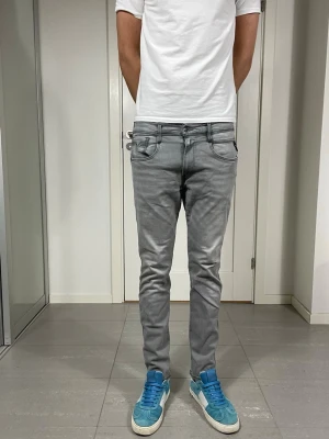 Replay Anbass Hyperflex Jeans  - Säljer nu dessa Replay Anbass Hyperflex Jeans, W32 o L30 med mått ca 38-38,5 o 100 cm. skriv för fler bilder/frågor🙌🏼