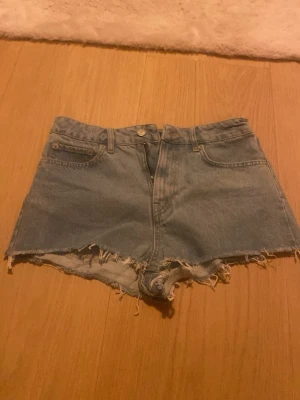 Blå jeansshorts NLY - Säljer blå jeansshorts i bra skick💕