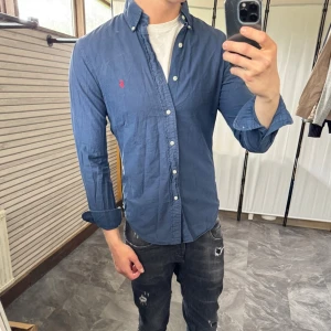 Slim fit skjorta - Mycket fint skick, inga defekter. Nypris ca 2000kr. Passar dig som är 170-180cm ungefär. Modellen är 185 cm, 75 kg. Skriv för mer information!🤝