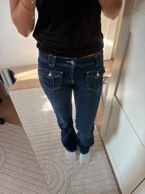 Mörkblå bootcut jeans med fickor - Snygga mörkblå bootcut jeans ifrån Gina i storlek 158💕
